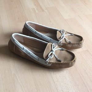 🔵B.o.c NWOT tan and white loafers